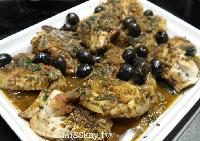 Geschmortes marokkanisches Hühnchen mit Oliven