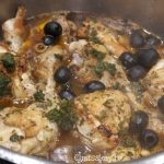 Geschmortes marokkanisches Hühnchen mit Oliven