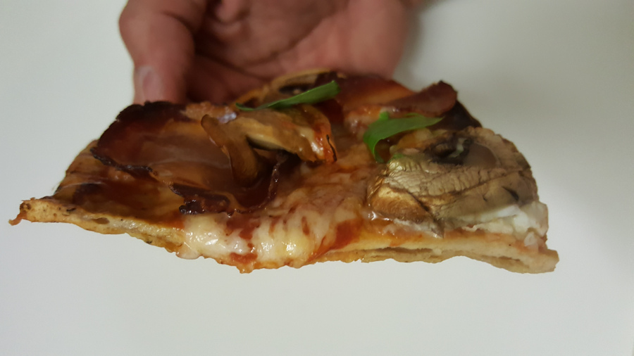 Low Carb Pizza mit Fleischkruste
